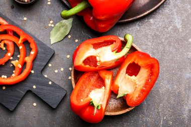 Koyu masada kırmızı dolma biber