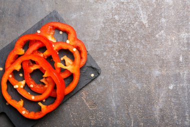 Koyu masada dilimlenmiş kırmızı dolma biber.