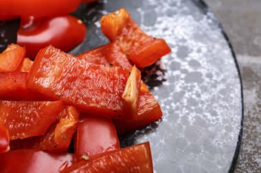 Koyu masada dilimlenmiş kırmızı dolma biber.