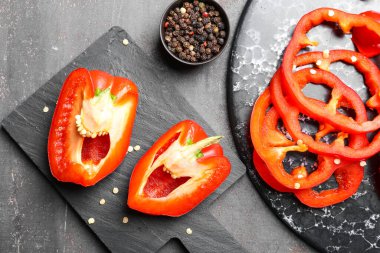 Koyu masada kırmızı dolma biber