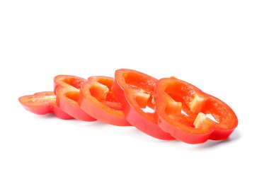 Beyaz arkaplanda dilimlenmiş kırmızı dolma biber