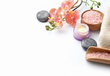 Beyaz arkaplanda güzel bir spa kompozisyonu
