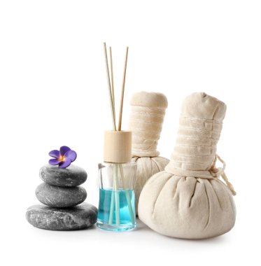 Beyaz arkaplanda güzel bir spa kompozisyonu