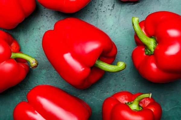 Renk arkaplanında kırmızı çan biberi