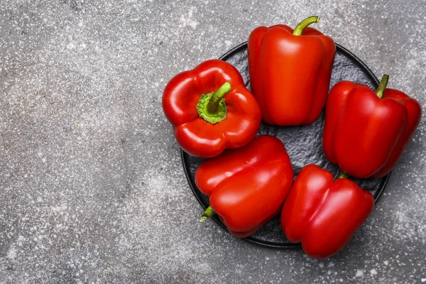 Plate Red Bell Pepper Dark Background — Stock Photo, Image