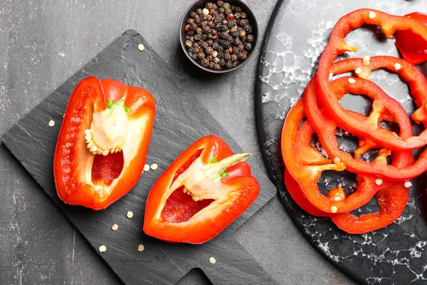 Koyu masada kırmızı dolma biber