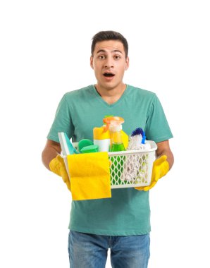 Beyaz arka planda temizlik malzemesi olmasına şaşırdım.