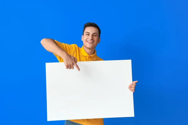 Jovem Com Cartaz Branco Sobre Fundo Cor — Fotografia de Stock