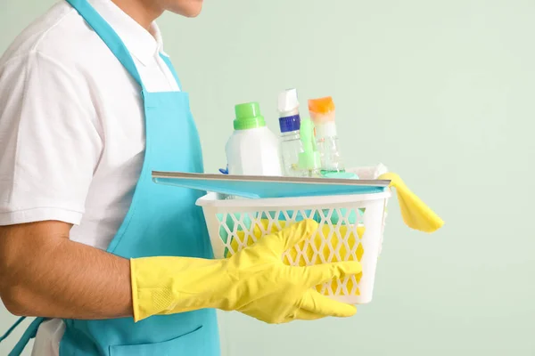 Jongeman Met Schoonmaak Benodigdheden Kleur Achtergrond — Stockfoto