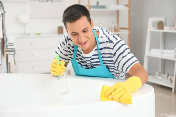 Joven Limpiando Baño — Foto de Stock