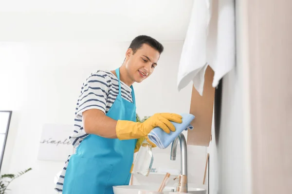 Young Man Cleaning His Bathroom — Stock Photo, Image