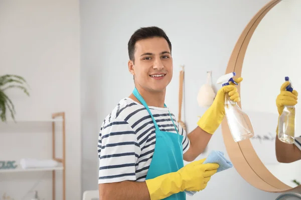 Young Man Cleaning His Bathroom — Stock Photo, Image