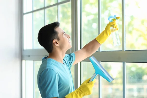 Hombre Joven Limpiando Ventana Casa — Foto de Stock