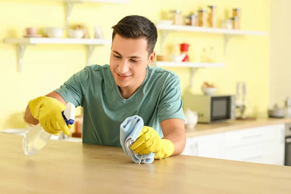 Genç Adam Mutfağını Temizliyor — Stok fotoğraf