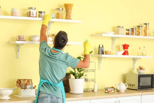 Genç Adam Mutfağını Temizliyor — Stok fotoğraf