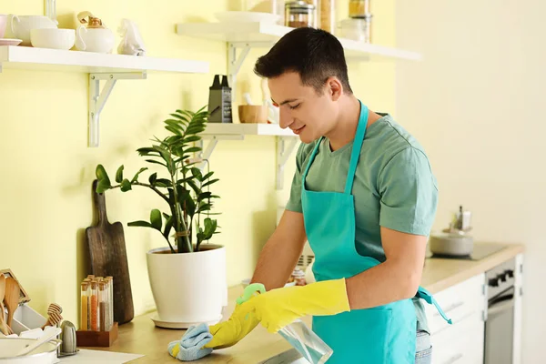 Junger Mann Putzt Seine Küche — Stockfoto