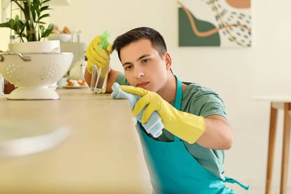 Jovem Limpando Sua Cozinha — Fotografia de Stock