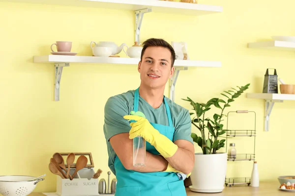 Jovem Com Detergente Cozinha — Fotografia de Stock