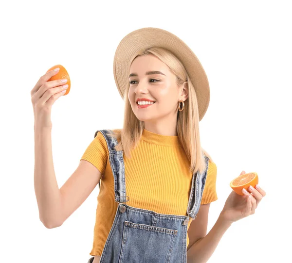 Schöne Junge Frau Mit Geschnittener Orange Auf Weißem Hintergrund — Stockfoto