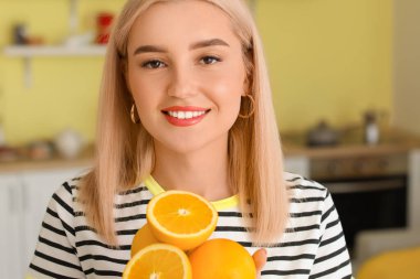 Evde taze portakallı güzel bir kadın var.