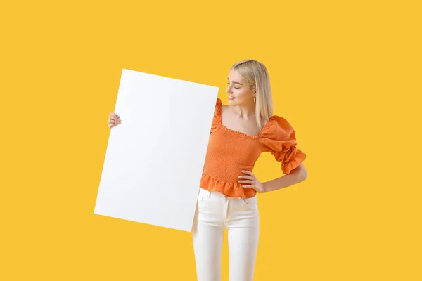 Mooie Jonge Vrouw Met Lege Poster Kleur Achtergrond — Stockfoto