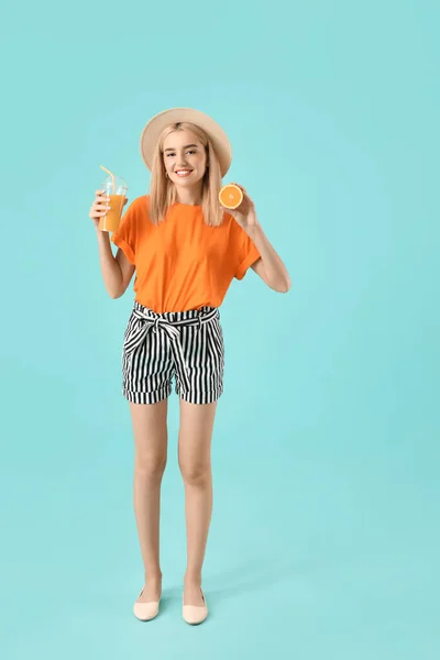 Piękna Młoda Kobieta Sokiem Pomarańczowym Tle Koloru — Zdjęcie stockowe