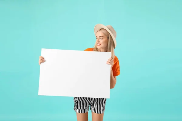 Hermosa Joven Con Cartel Blanco Sobre Fondo Color — Foto de Stock