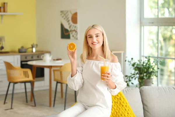 Hermosa Joven Bebiendo Jugo Naranja Fresco Casa — Foto de Stock