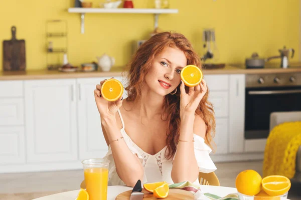 Beautiful Young Woman Fresh Oranges Juice Kitchen — Stock Photo, Image