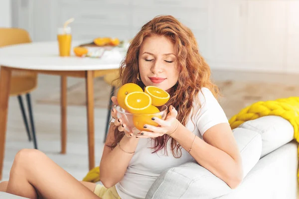 Beautiful Young Woman Fresh Oranges Home — Stock Photo, Image