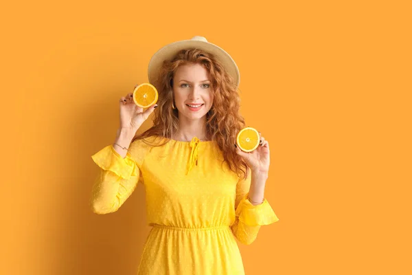 Mooie Jonge Vrouw Met Gesneden Oranje Kleur Achtergrond — Stockfoto