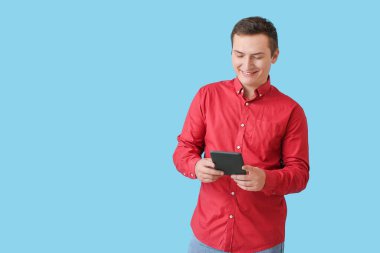 Renk arkaplanı e-okuyucusu olan genç adam