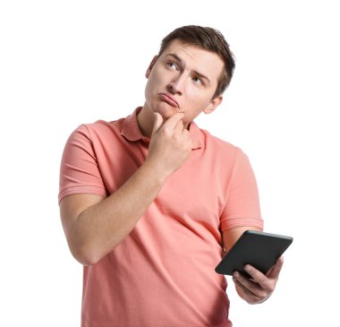 Beyaz arka planda e-okuyucusu olan düşünceli genç bir adam.