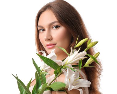 Beyaz arka planda taze zambakları olan güzel genç bir kadın.