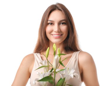 Beyaz arka planda taze zambakları olan güzel genç bir kadın.