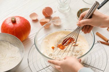 Masada kabak turtası hazırlayan kadın