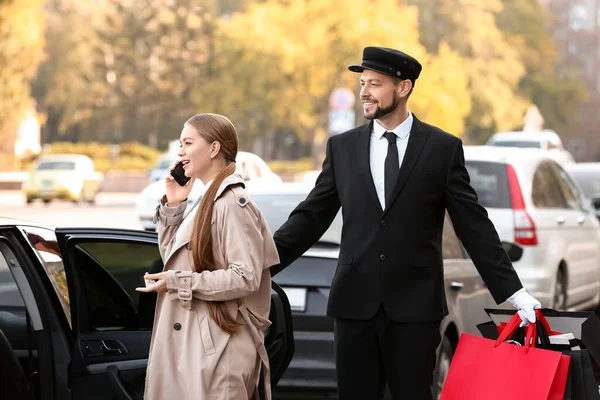 Junge Geschäftsfrau Steigt Luxusauto — Stockfoto