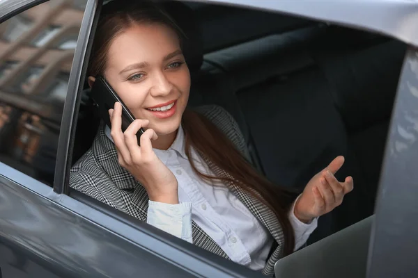 Młoda Bizneswoman Telefonu Komórkowego Siedzi Luksusowym Samochodzie — Zdjęcie stockowe