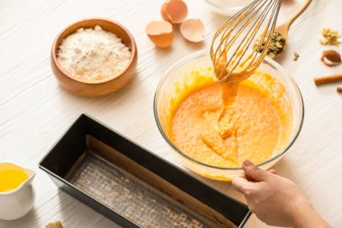 Masada balkabağı turtası hazırlıyorum.