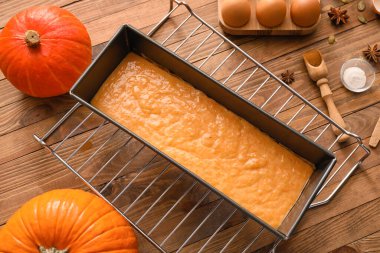 Masada balkabağı turtası hazırlıyorum.