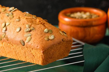 Masada lezzetli balkabağı turtası, yakın plan.