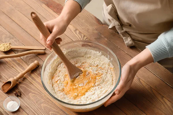 Woman Preparing Pumpkin Pie Table — Stock Photo, Image