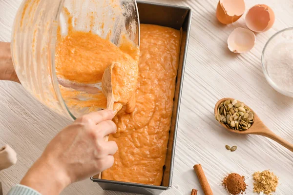 Mulher Preparando Torta Abóbora Mesa — Fotografia de Stock