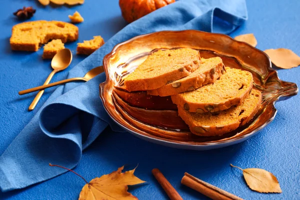 Renkli arkaplanda lezzetli kabak turtası tabağı