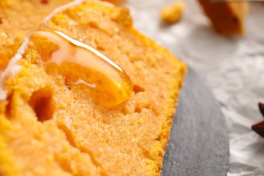 Tatlı balkabağı turtası, masada bal, yakın plan.