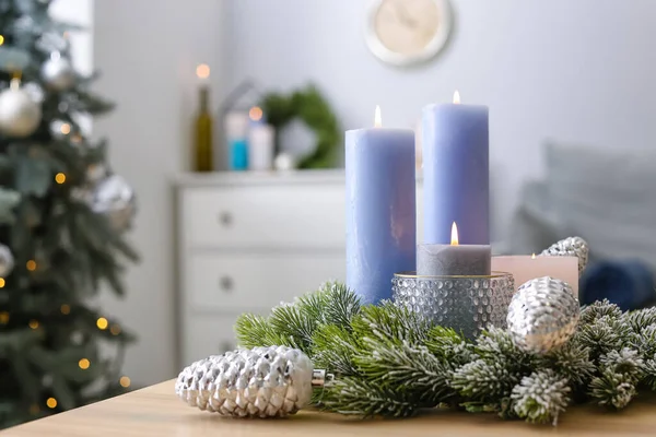 Adventskranz Mit Brennenden Kerzen Auf Tisch Zimmer — Stockfoto