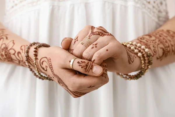 Mooie Vrouw Met Henna Tatoeage Haar Handen Close — Stockfoto