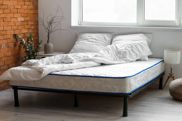 Lit Avec Matelas Orthopédique Confortable Dans Chambre — Photo