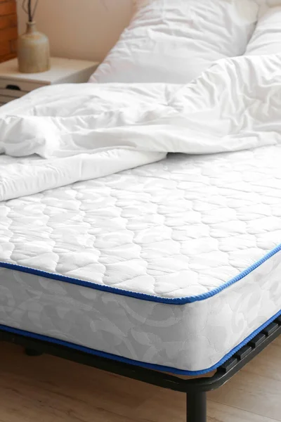 Lit Avec Matelas Orthopédique Confortable Dans Chambre — Photo