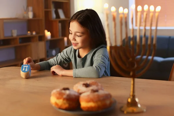 Ευτυχισμένο Μικρό Κορίτσι Γιορτάζει Hannukah Στο Σπίτι — Φωτογραφία Αρχείου